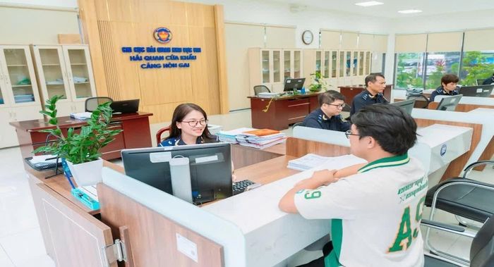 Hải quan cửa khẩu cảng Hòn Gai hướng dẫn doanh nghiệp làm thủ tục xuất nhập khẩu. Ảnh Chi cục Hải quan khu vực VIII