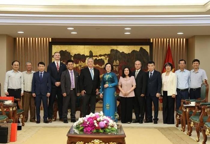 Phó Thủ tướng Chính phủ Phạm Thị Thanh Trà, Trưởng Ban chỉ đạo Quốc gia 515 của Việt Nam tiếp GS.TS Stephen F. Maxner - Giám đốc Trung tâm Việt Nam & Lưu trữ Việt Nam Sam Johnson, Đồng Chủ nhiệm Dự án TTU-VWAI.