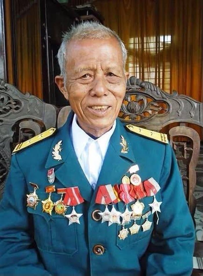 Anh hùng lực lượng vũ trang nhân dân Trịnh Xuân Bảng . Bức ảnh về 8 chiến sĩ Đoàn 10 Đặc công rừng Sác được nhà nhiếp ảnh Văn Sáu - phóng viên mặt trận khi đó ghi lại trước trận đánh cảm tử. Đoàn trưởng, Đại tá Lê Bá Ước thứ 3 trái qua .- Ảnh ; TL