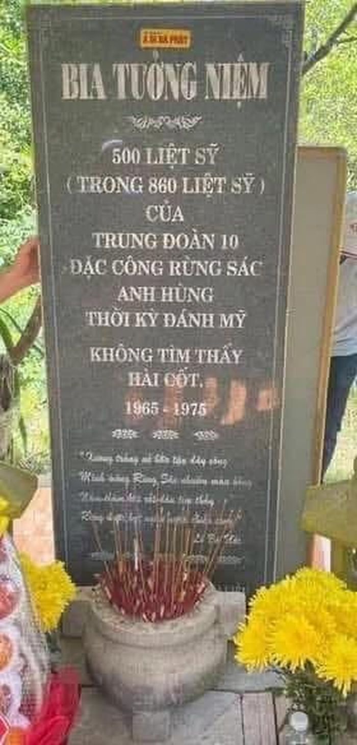 Bia tưởng niệm 500 liệt sĩ đặc công Rừng Sác hiện chưa tìm thấy hài cốt trong 860 liệt sĩ Đoàn 10. 3