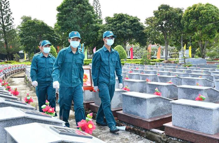Đội lấy mẫu ADN số 4 đã khai quật 114 phần mộ tại Nghĩa trang Liệt sĩ Hòn Đất. Ảnh: Phương Vũ