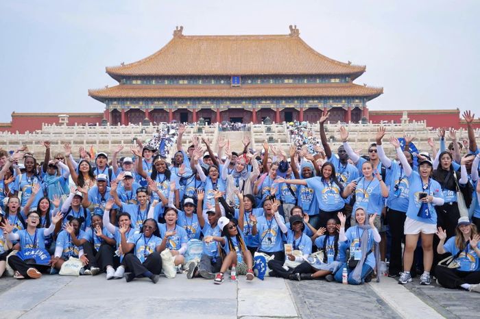 Lê Văn Đại (ngoài cùng bên trái, hàng đầu) cùng các thí sinh khác tham gia cuộc thi Nhịp Cầu Hán Ngữ lần thứ 25. Ảnh: NVCC