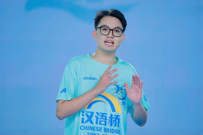 Phương pháp học mà Lê Văn Đại kiên trì theo đuổi suốt nhiều năm lại không cầu kỳ, chỉ là "nghe và nhắc lại". Ảnh: NVCC
