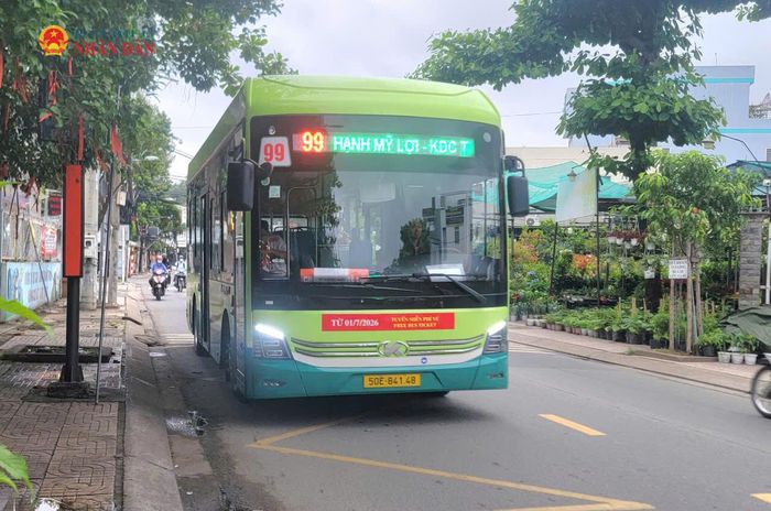 Xe buýt điện hoạt động trên đường Đình Phong Phú, phường Tăng Nhơn Phú. Ảnh: Quang Phương