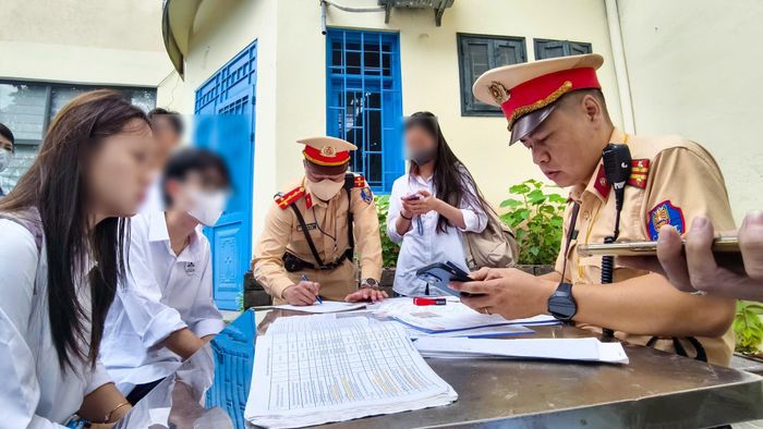 Trong sáng ngày đầu triển khai kế hoạch, nhiều học sinh, phụ huynh vi phạm bị xử lý
