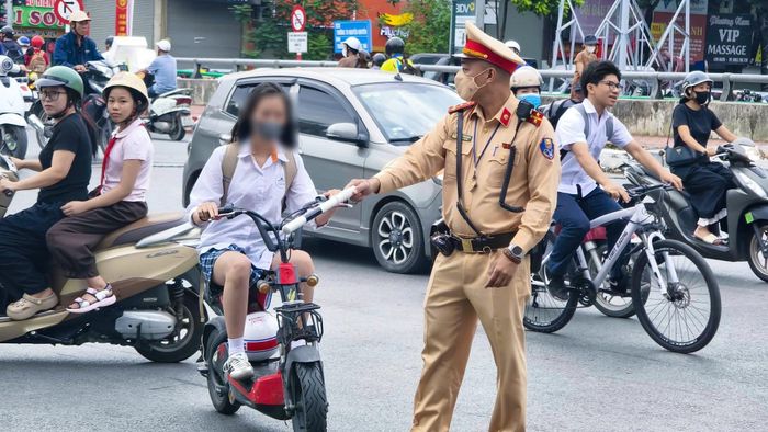 Đội CSGT đường bộ số 4, kiểm tra xử lý học sinh vi phạm tại Kim Ngưu - Thanh Nhàn