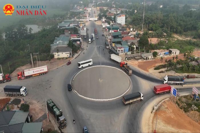 Mạch máu" trên Hành lang Kinh tế Đông - Tây: Nút giao thông nhộn nhịp trên Quốc lộ 9, nơi hàng ngàn lượt phương tiện vận tải quá cảnh qua lại mỗi ngày, kết nối trực tiếp nguồn hàng từ Lào, Thái Lan về vùng ven biển Quảng Trị