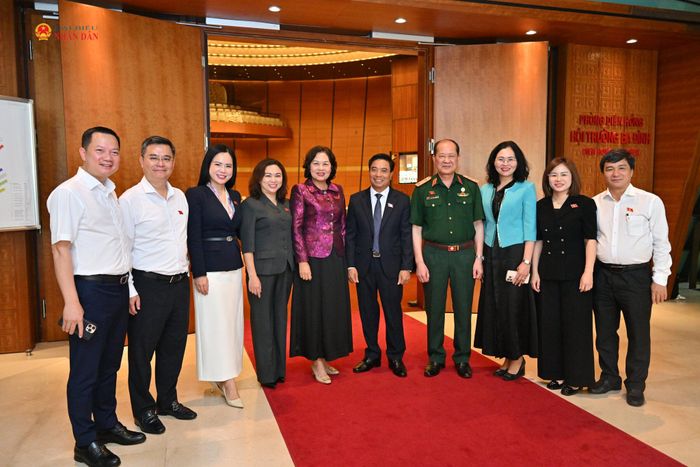 Phó Chủ tịch Quốc hội Nguyễn Thị Hồng, Phó Chủ tịch Quốc hội Nguyễn Doãn Anh và các đại biểu bên lề phiên họp. Ảnh: Quang Khánh