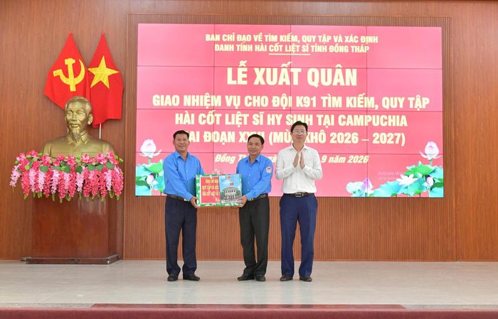 Lãnh đạo UBND tỉnh Đồng Tháp tặng quà đến Đội K91