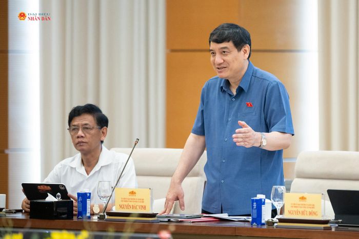 Chủ nhiệm Ủy ban Văn hóa và Xã hội Nguyễn Đắc Vinh trình bày Báo cáo thẩm tra dự án Luật