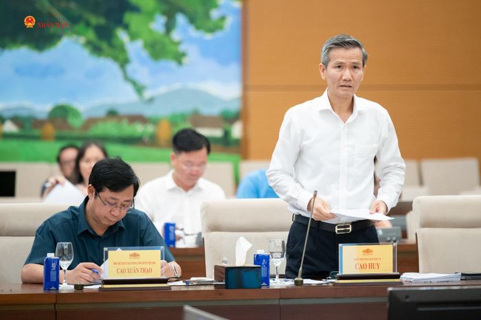 Thứ trưởng Bộ Nội vụ Cao Huy trình bày Tờ trình tóm tắt dự án Luật sửa đổi, bổ sung một số điều của Bộ luật Lao động, Luật Lưu trữ, Luật Bình đẳng giới, Luật Hoạt động chữ thập đỏ và Luật Việc làm