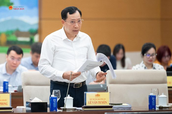 Thứ trưởng Bộ Công an, Thượng tướng Lê Văn Tuyến thuyết trình về nội dung cơ bản của dự thảo Luật