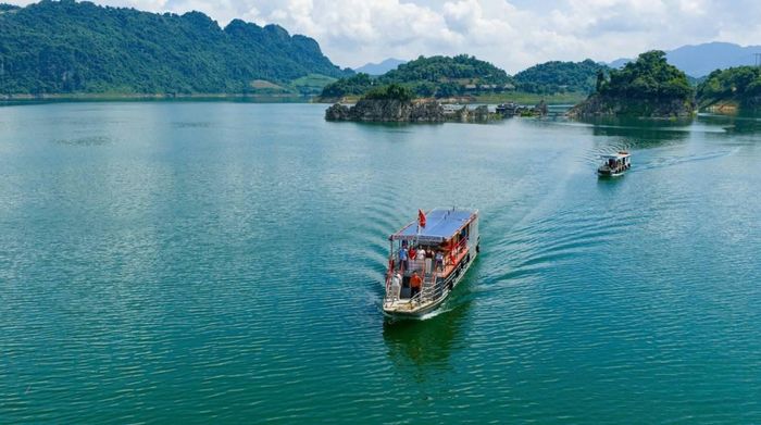 Du khách tham quan trải nghiệm du lịch hồ Hòa Bình. Ảnh: Sở Văn hóa, Thể thao và Du lịch Phú Thọ