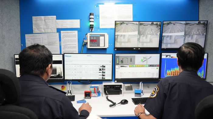 Soi chiếu hàng hóa dựa vào mức độ tuân thủ, rủi ro của người khai hải quan. Ảnh: Mai Linh