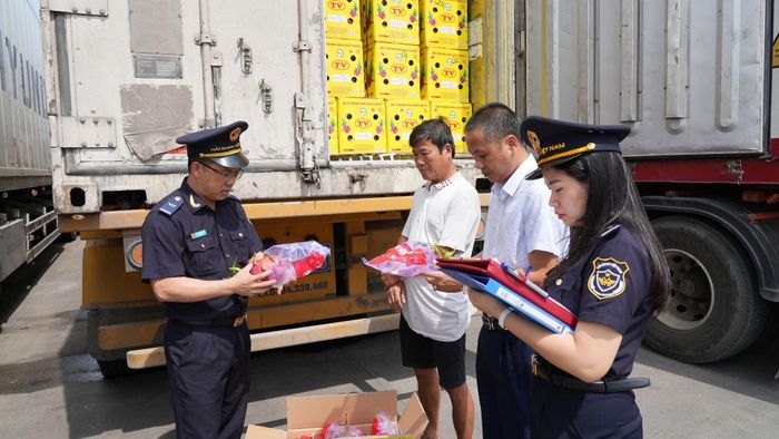 Lực lượng Hải quan tiến hành kiểm tra hàng hóa tại khu vực cửa khẩu. Ảnh: Mai Linh