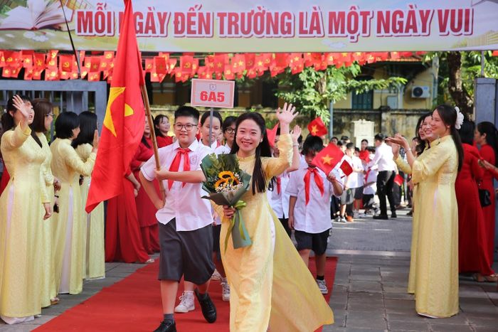 Niềm vui của cô và trò trong Lễ Khai giảng năm học mới