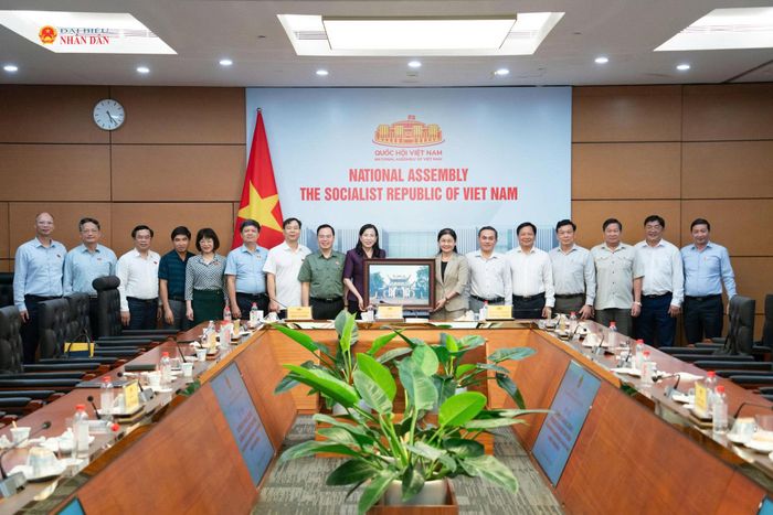 Các đại biểu chụp ảnh lưu niệm tại buổi làm việc