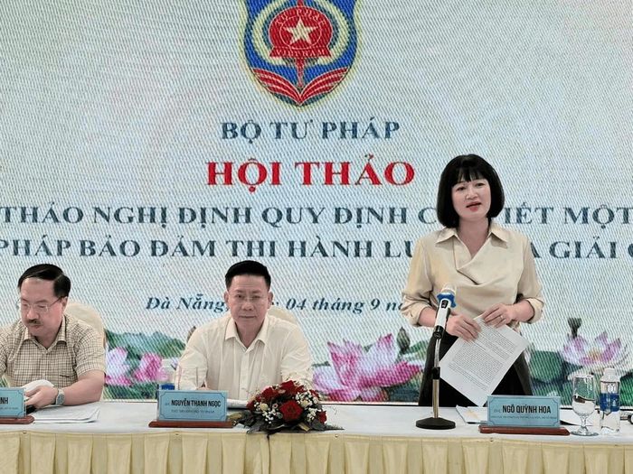 Phó Cục trưởng Cục Phổ biến, giáo dục pháp luật và Trợ giúp pháp lý Ngô Quỳnh Hoa trình bày tóm tắt nội dung dự thảo Nghị định. Ảnh: Ngọc Huyền