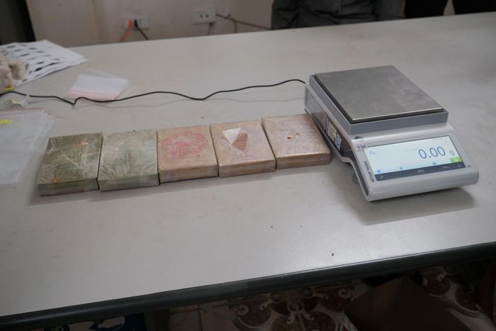 5 bánh heroin có tổng khối lượng 1.682,56g. Ảnh: Công an tỉnh Cao Bằng.