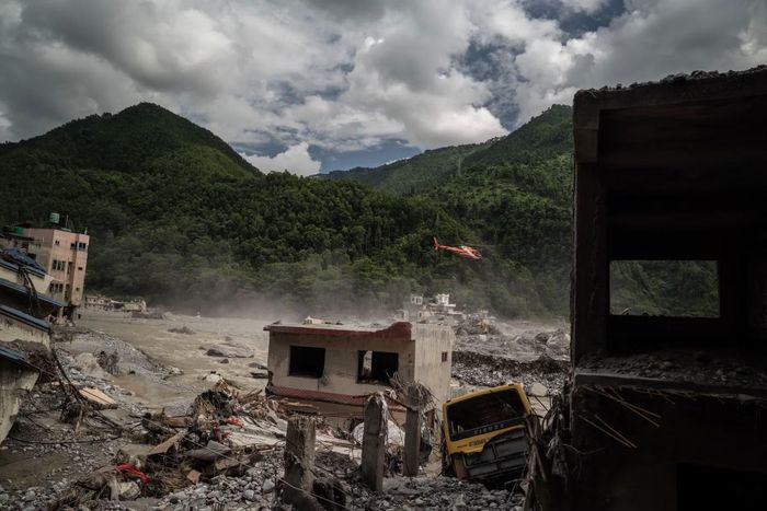 Trận lũ lớn cuốn trôi nhà cửa, xe cộ ở Nepal. Ảnh: Guardian