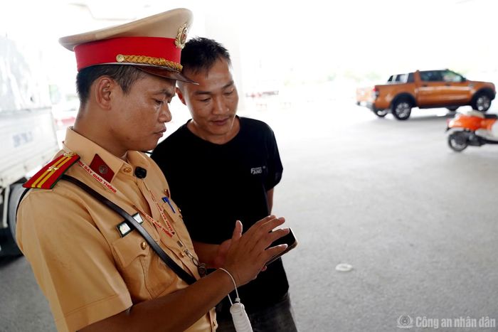 Thông qua ứng dụng, CSGT làm nhiệm vụ có thể tra cứu các hành vi vi phạm của tài xế một cách nhanh chóng.