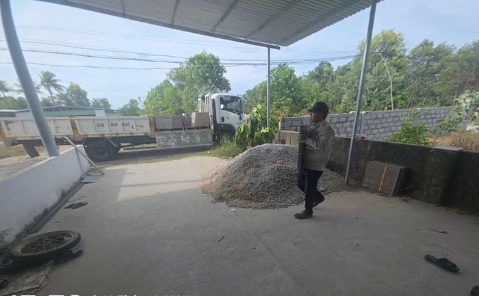 Một trường hợp vừa tập kết vật liệu để xây dựng đã được lực lượng chức năng xã Chân Mây - Lăng Cô yêu cầu bốc dỡ ra khỏi hiện trường.
