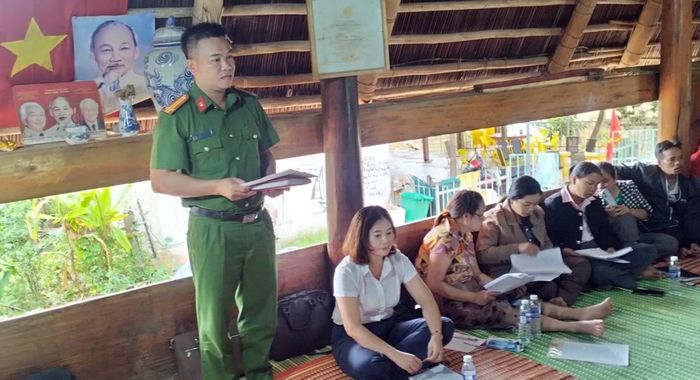 Cán bộ Công an xã Avương phối hợp tuyên truyền, vận động phụ huynh đưa học sinh ra lớp.