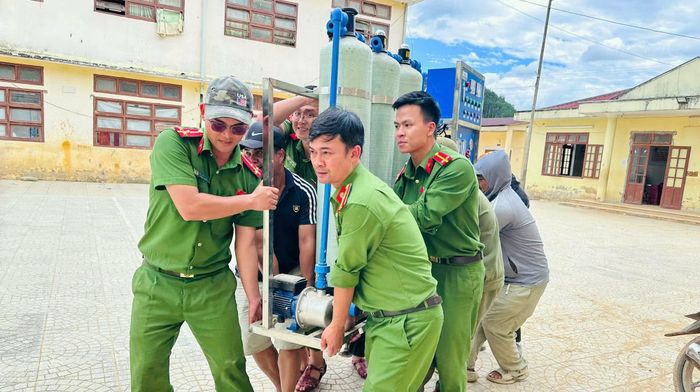Công an xã biên giới Avương tham gia vận chuyển hệ thống lọc nước tại Trường Phổ thông nội trú Tiểu học và THCS Avương.
