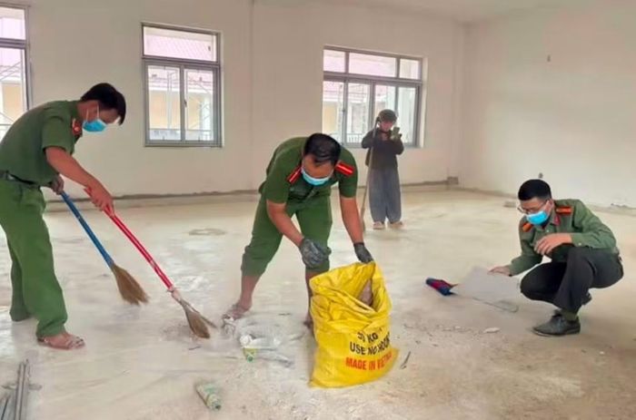 Công an xã Tây Giang tham gia dọn dẹp vệ sinh Trường Phổ thông nội trú, bán trú Tiểu học và THCS xã Tây Giang trước ngày khai giảng.