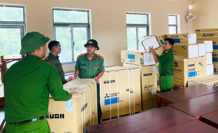 Công an xã Avương tham gia vận chuyển trang thiết bị dạy học tại Trường Phổ thông nội trú Tiểu học và THCS Avương vào chiều 3/9.