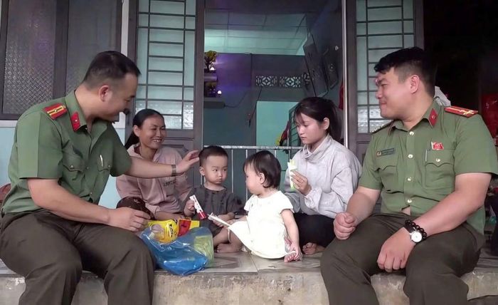 Đại diện Ban Thanh niên Công an TP Đà Nẵng thăm, tặng quà học sinh nghèo hiếu học tại xã Tiên Phước.