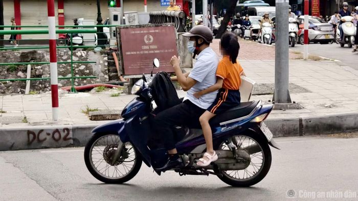 Hình ảnh phụ huynh chở theo con nhỏ vi phạm giao thông được ghi lại sáng 4/9.