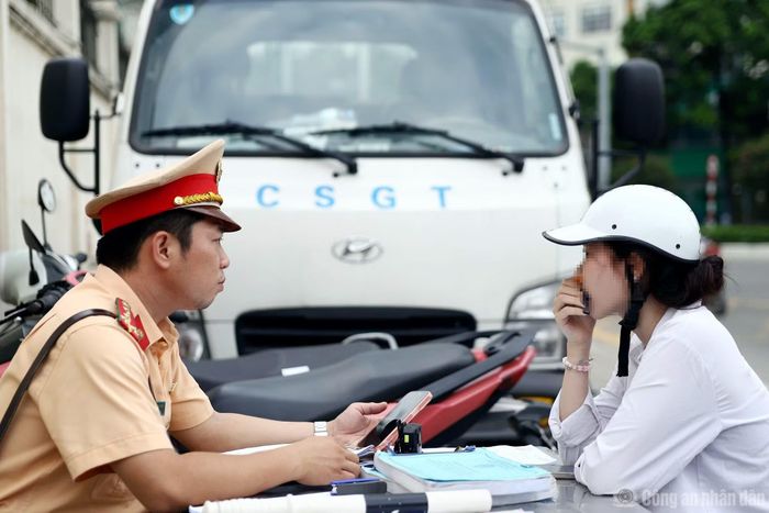 Cảnh sát làm việc với nữ sinh vi phạm giao thông.
