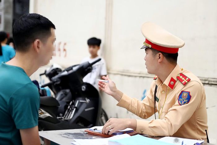 Anh T.Đ.T. cho biết, do chủ quan nhà gần trường học nên anh đã không kịp đưa mũ bảo hiểm cho con trai đội và "dính" vi phạm.