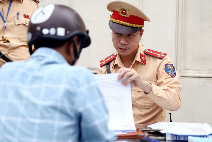 Ông L.Q.H. điều khiển xe máy chở 2 cháu phía sau, vi phạm lỗi chở quá số người quy định. "Hôm nay tôi vội đưa các cháu đi học nên chủ quan, chở quá số người quy định. Tôi nhận thức được hành vi này là sai, xin chấp nhận nộp phạt", ông H. trình bày với tổ CSGT.