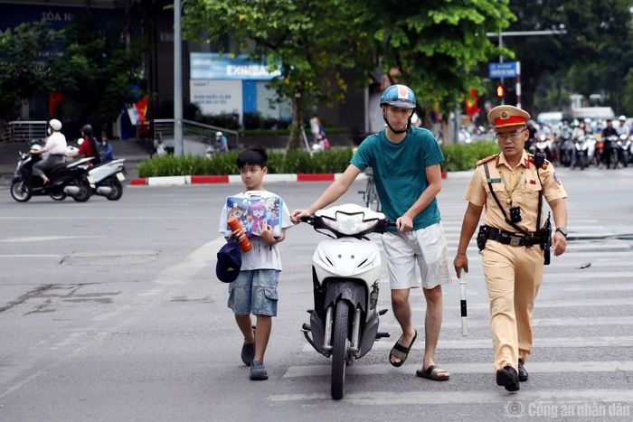 Nhiều trường hợp phụ huynh vi phạm giao thông cũng bị CSGT phát hiện, xử lý.