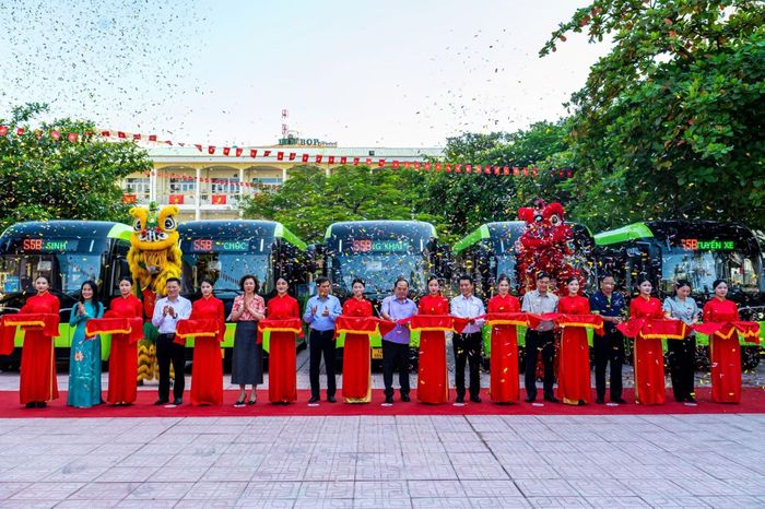  Các đại biểu thực hiện nghi thức cắt băng khai trương tuyến xe buýt điện đưa đón học sinh. 