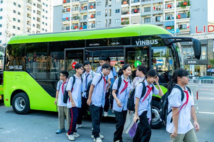  Học sinh trải nghiệm chuyến xe buýt điện miễn phí đầu tiên trong ngày đầu năm học mới. 