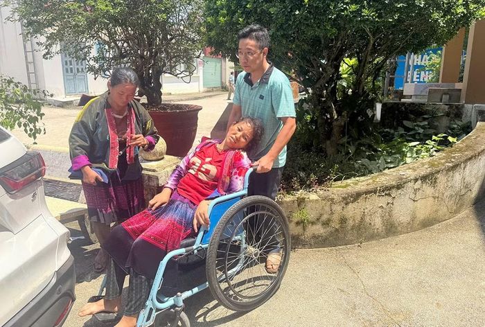 Đại úy Vừ A Châu đưa người bị nạn đi cấp cứu.