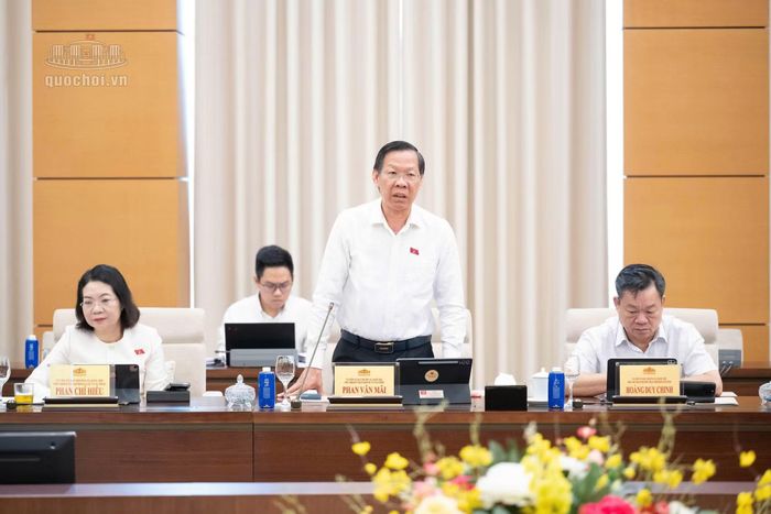 Chủ nhiệm Ủy ban Kinh tế và Tài chính của Quốc hội Phan Văn Mãi phát biểu tại phiên họp.