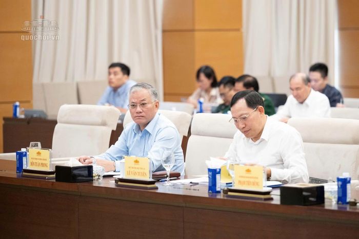 Các đại biểu tham dự phiên họp sáng 4/9.