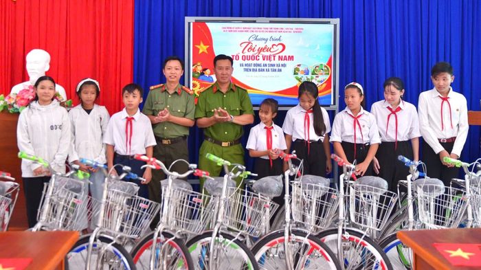 Phòng Cảnh sát kinh tế Công an tỉnh Cà Mau phối hợp tổ chức chương trình “Cùng em đến trường - Tuổi trẻ Công an nhân dân hỗ trợ thanh thiếu nhi có hoàn cảnh khó khăn đến trường” tại xã Tân Ân.