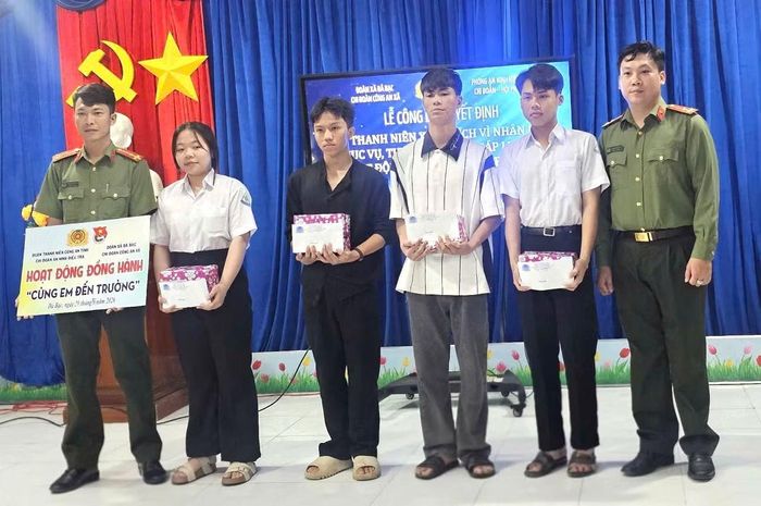 Phòng An ninh điều tra Công an tỉnh Cà Mau phối hợp Công an xã, Đoàn Thanh niên xã Đá Bạc trao tặng quà hỗ trợ các em học sinh khó khăn trên địa bàn xã.