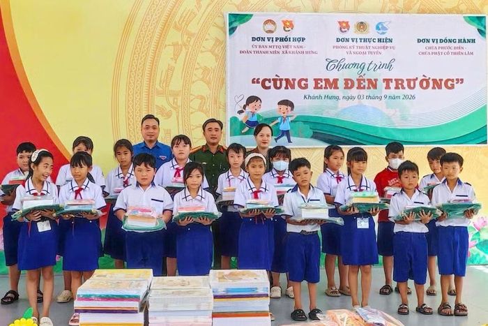 Cán bộ Phòng Kỹ thuật nghiệp vụ và ngoại tuyến Công an tỉnh Cà Mau trao quà tặng các em học sinh có hoàn cảnh khó khăn trước thềm năm học mới.