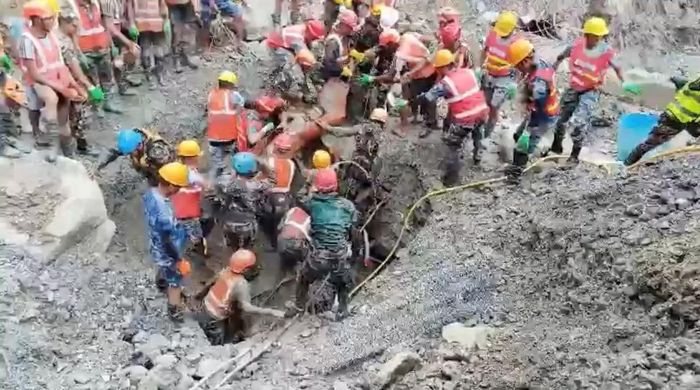  Lực lượng cứu hộ đưa một người sống sót ra khỏi đường hầm thuộc một nhà máy thủy điện sau trận lũ quét và lở bùn gây thiệt hại nghiêm trọng tại huyện Rasuwa, Nepal. Ảnh được cắt từ video do Quân đội Nepal công bố ngày 4/9. Nguồn: Quân đội Nepal/Reuters 