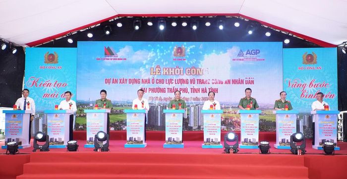 Thứ trưởng Đặng Hồng Đức cùng đại biểu nhấn nút khởi công dự án.