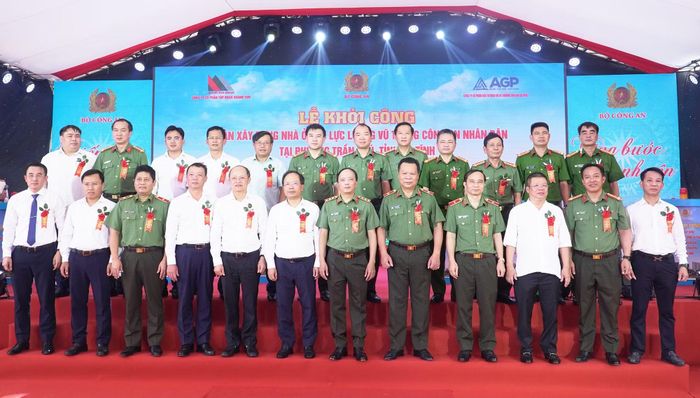 Các đại biểu chụp ảnh lưu niệm tại lễ khởi công dự án.