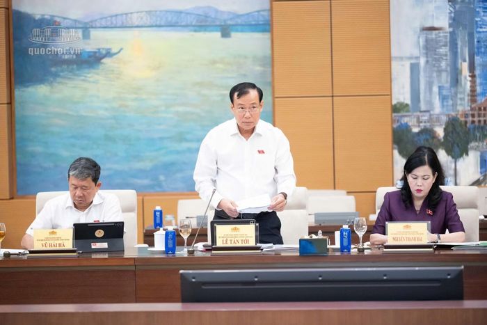 Thượng tướng Lê Tấn Tới, Chủ nhiệm Ủy ban Quốc phòng, An ninh và Đối ngoại trình bày tóm tắt báo cáo thẩm tra sơ bộ dự án luật.