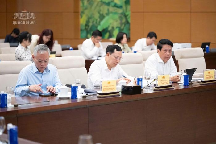 Các đại biểu tham dự phiên họp.