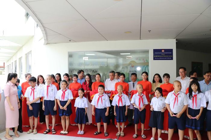 Các đại biểu cắt băng khánh thành Phòng đọc sách - Tham vấn tâm lý.